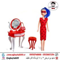 دختر کفشدوزکی با میز آرایش